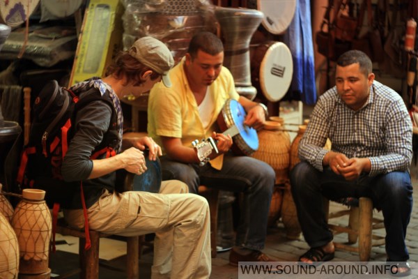 Street musicians play traditional instruments