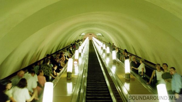 We go on the subway, go down the escalator and listen to the beautiful melody on a holiday.