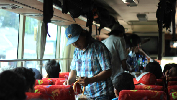 In intercity buses often come musicians and vendors of snacks